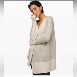 Lululemon Still Lotus Wrap *Reversible
Heathered Light Ivory / Heathered Fawn M